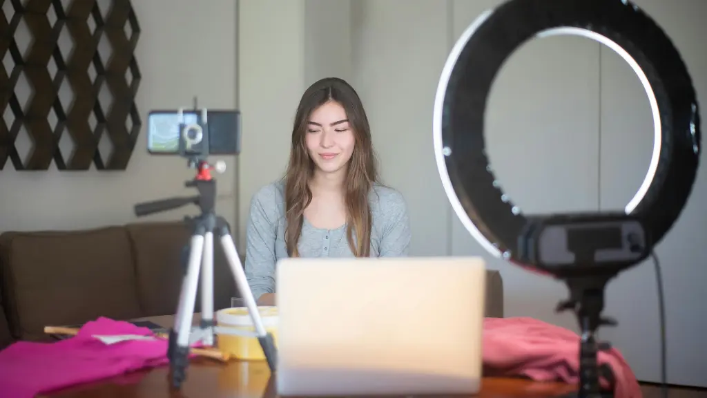Blogging vs. Vlogging: Which One is Right for You?